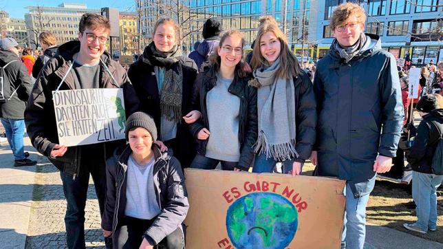 Robert (r) mit den Jugendlichen des Orga-Teams von Fridays for Future Berlin bei der Demo am 22.02. in ihrer Stadt.