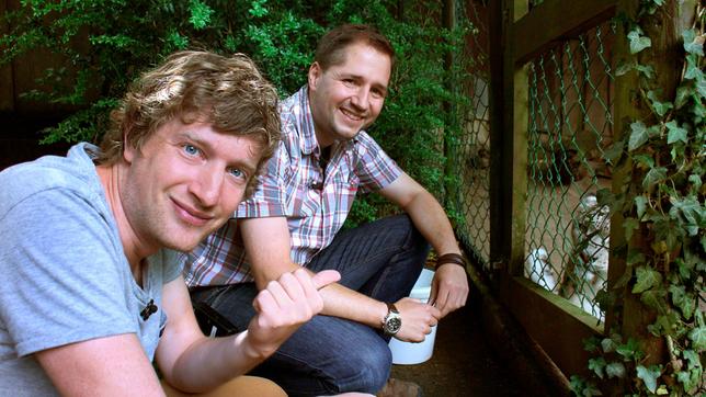 Robert (l) mit Zoo-Kurator André Stadler und einem Schneeleoparden des Wuppertaler Zoos.