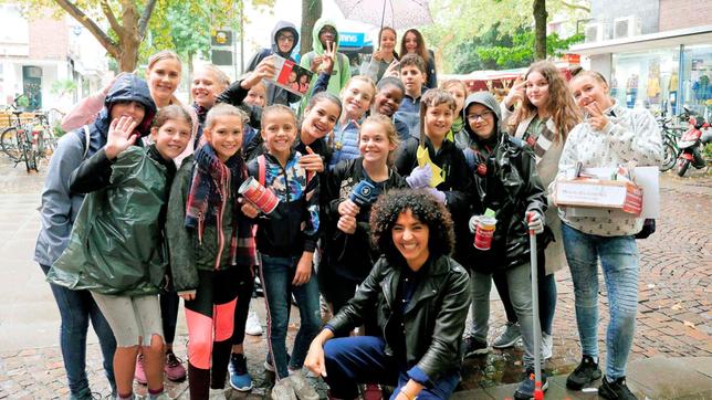 Siham mit einer Schülergruppe in Aachen. Die Schüler sammeln Spenden für Straßenkinder in Entwicklungsländern.