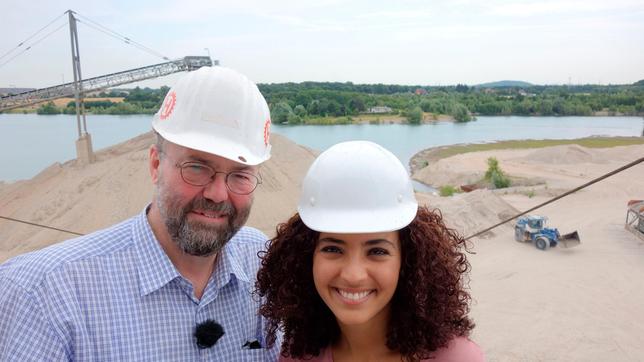 Siham mit Herrn Dr. Kross von einer Sandförderfirma an einer Kiesgrube.