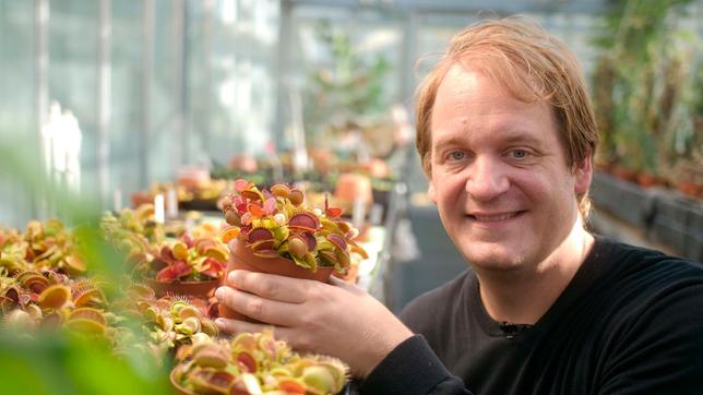 Von der Natur abschreiben, das macht Biologe Dr. Simon Poppinga. Er schaut sich fleischfressende Pflanzen genauer an. Welche Bionik-Erfindung er mit seinen Kolleg:innen daraus entwickelt hat, das seht ihr in dieser Folge neuneinhalb.