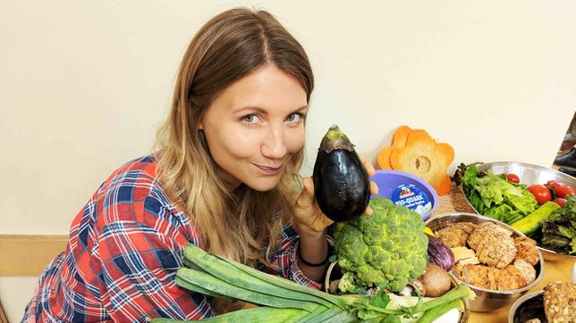 Jana hält Aubergine in der Hand