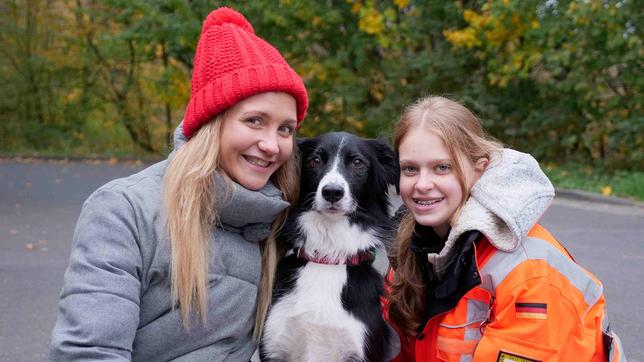 Jana mit Celina und Rettungshündin Lexi.