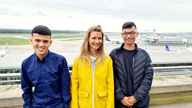 Jana mit Karim und Mahdi auf einer Aussichtsplattform am Flughafen