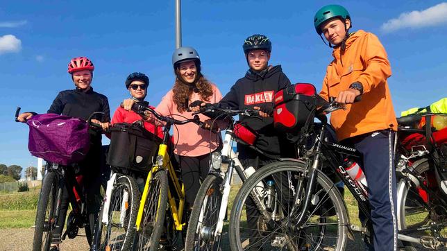 Lara, Guilia, Mona, Titus und Felix mit ihren Fahrrädern (v.l.)