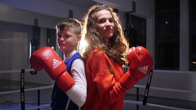 Mona und Sebastiano mit Boxhandschuhen.