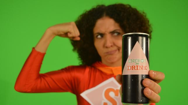 Siham mit Supermanshirt mit Energydrink