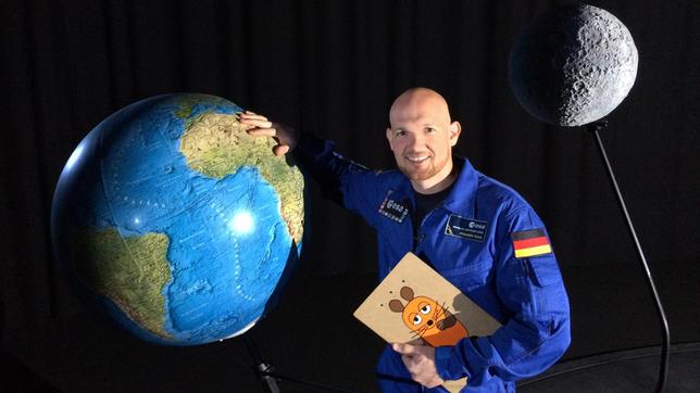 Alexander Gerst (Foto) moderiert - Für Sonne, Mond und Erde ließ der WDR Modelle bauen - die "Sonne" misst acht Meter Durchmesser.