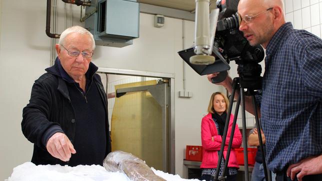 Armin legt in der Fischräucherei in Cuxhaven selbst Hand an.