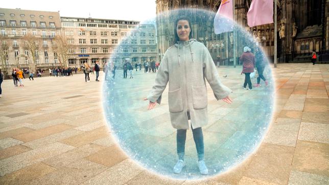 Bild: WDR Die Maus feiert den 70. Geburtstag des Grundgesetzes: Maus-Reporterin Clarissa Corrêa da Silva verrät in einer Sachgeschichte, was das Grundgesetz überhaupt ist und welche Regeln es vorgibt: Vor allem soll es ein Schutzschirm sein für alle in Deutschland. Doch wie sieht das im Alltag aus?