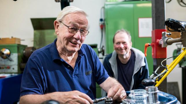 Diesen Sommer baut Filmemacher Armin Maiwald (links) ein Fahrrad selbst, in der Werkstatt von Dietmar Hertel (rechts). An vier Sonntagn im August ist die Sachgeschichten-Reihe zu sehen.