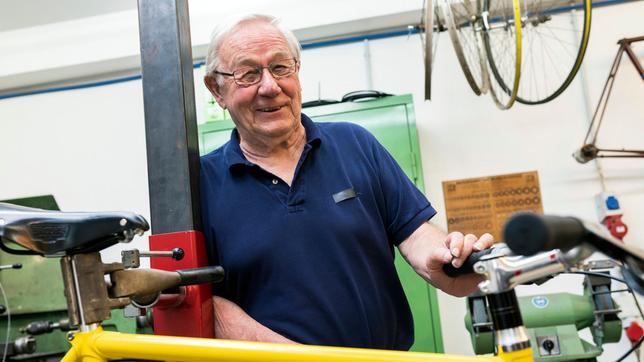 Diesen Sommer lernt Armin Maiwald, wie ein Fahrrad selbst gebaut wird. Für die vierteilige Maus-Sachgeschichten-Reihe entdeckt er, welche Erfindungen in dem Alltagsgegenstand stecken.