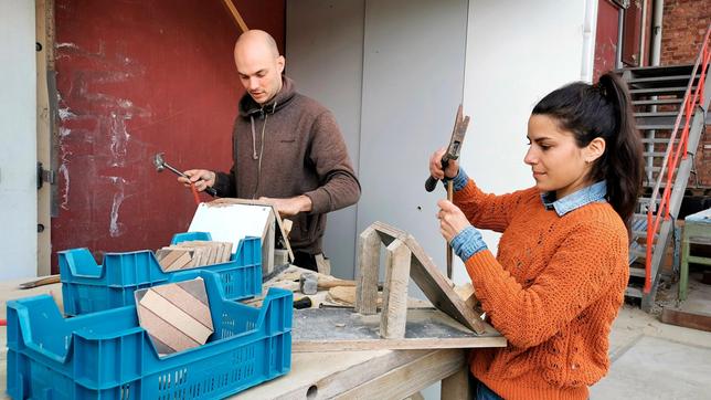 In Belgien gibt es junge Leute, die aus alten Wohnungen alles rausholen, was anderweitig in Häusern und Wohnungen wiederzuverwenden ist. Clarissa Corrêa da Silva (rechts) hilft Pierre Yves (links) dabei, Bodenfliesen zu säubern, sodass diese neu eingesetzt werden können.