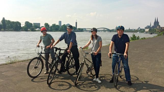 Maus-Team auf Tour: Diesen Sommer erfahren Maus-Filmemacher Armin Maiwald, Regieassistentin Anna-Lena Vogel, Kameramann Kai von Westermann und Toningenieur Peter Torringen, welche Ideen und Erfindungen in ganz normalen Fahrrädern stecken.