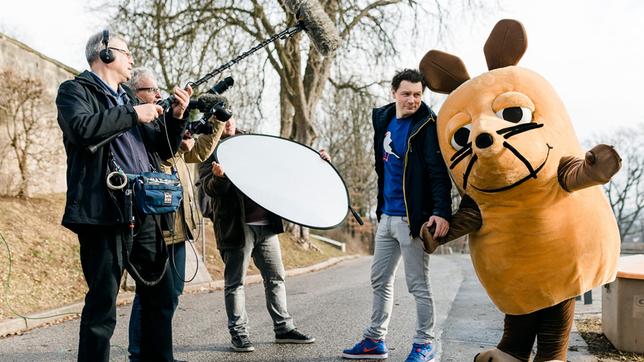 Moderator André Gatzke und die Maus (r) besuchen mit dem Team die katholische Kindertagesstätte Heilig-Geist in Veitsbronn.