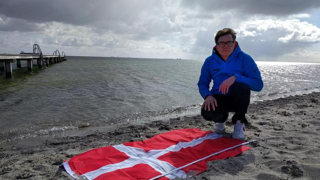 Ralph Caspers meldet sich aus Dänemark. Unser nördliches Nachbarland ist von Meer umgeben. Am langen Strand hätten alle Dänen bequem nebeneinander Platz.