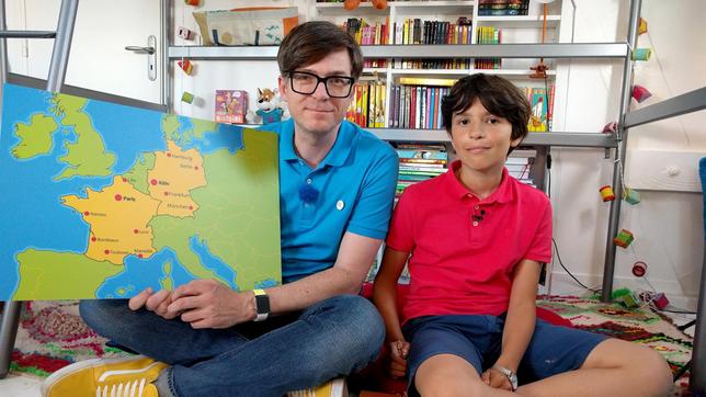 Zur zehnten „Mauslands“-Reise geht es für Ralph Caspers (l) nach Frankreich. Der 12-jährige Louis zeigt ihm in einer Sonderausgabe der „Sendung mit der Maus“ die französische Hauptstadt Paris.