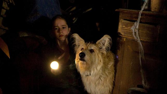 Greta (Enya Elstner) mit Brezel, sie hat zusammen mit ihren Freunden Friedhelm Rost aus dem Fledermaushaus verscheucht.