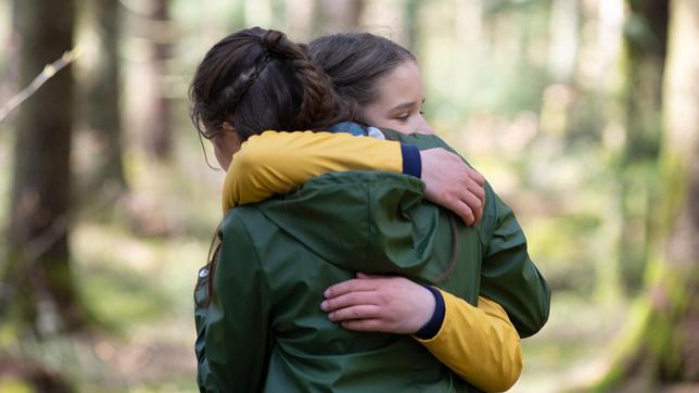 Leo (Phillis Laura Lau, vorn) und Lucy (Paulina Schnurrer, hinten) verabschieden sich unter Tränen