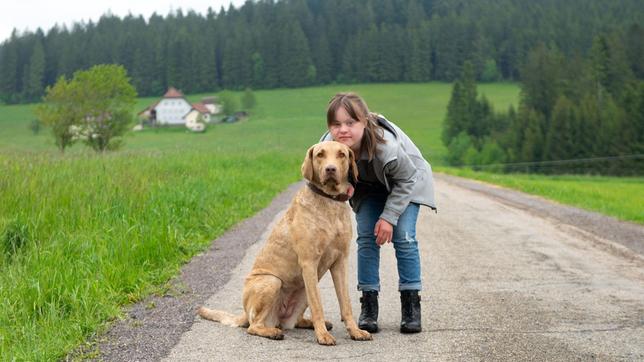 Toni (Anna Malner, li.) findet Försterhündin Pari toll.