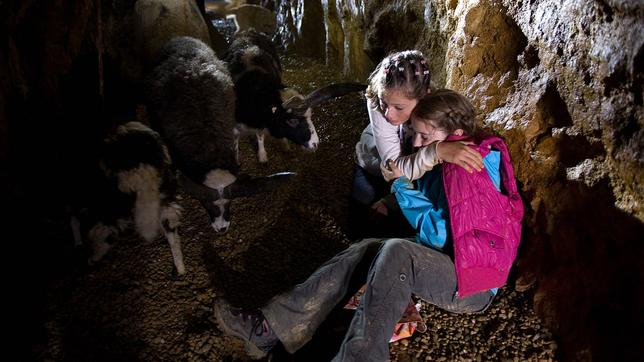 Zwei Mädchen sind in einer Höhle eingeschlossen