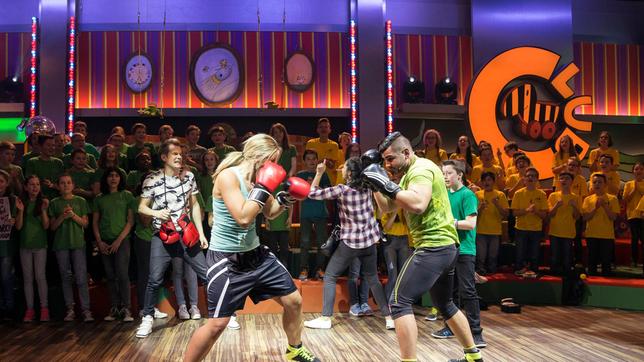 Bild: SWR/Markus Palmer Box-Weltmeisterin Nikki Adler und Sparring-Profi Granit Stein. Schulklassen: Erzbischöfl. Real- und Aufbaugymnasium, Hollabrunn (Tigerenten), Friedrich-List-Gymnasium, Asperg (Frösche).