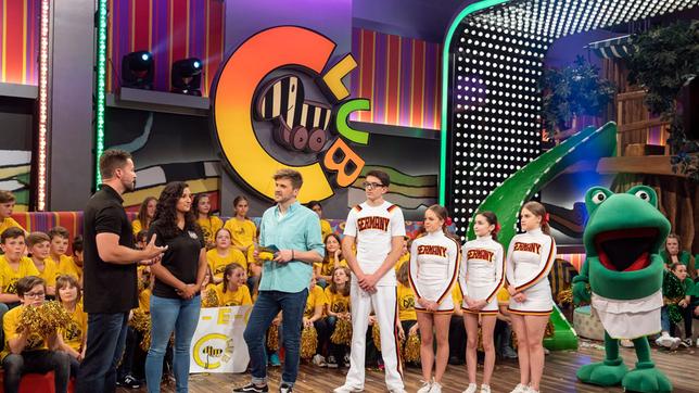 Bild: SWR/Alexander Kluge Das deutsche Cheerleading Nationalteam um Lucas, Emely, Siya und Leoni mit seinen zwei Trainer*innen Tamara Erber und Jan Schneider, erzählt unserem Moderator Johannes Zenglein und dem Publikum, vom Trainingsalltag und der Vorbereitung auf Wettkämpfe in diesem akrobatischen Sport.