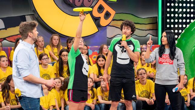 Bild: SWR/Alexander Kluge Einen kleinen Blick in die Trickkiste geben uns die beiden Frisbee Freestyle Weltmeister, Ilka Simon und Florian Hess auch noch. Moderator Johannes Zenglein staunt nur noch, Jessica Lange braucht nur noch eine drehende Scheibe auf dem Finger, dass sieht doch gut aus.