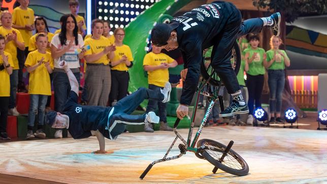 Bild: SWR/Alexander Kluge Im Gespräch erzählen der BMXer Christian Böhm und der Breakdancer Sebastian Jaeger unserer Moderatorin Jessica Schöne, wie die beiden sich als Entertainer-Duo gefunden haben.
