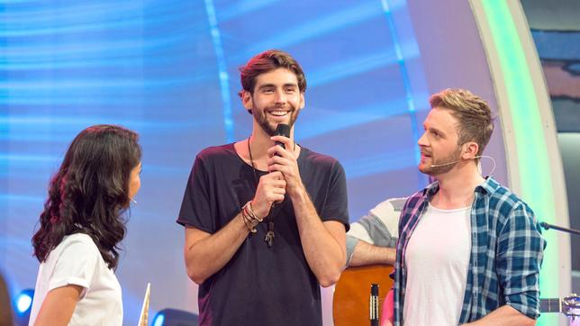 Alvaro Soler und die Moderatoren Johannes Zenglein und Muschda Sherzada.