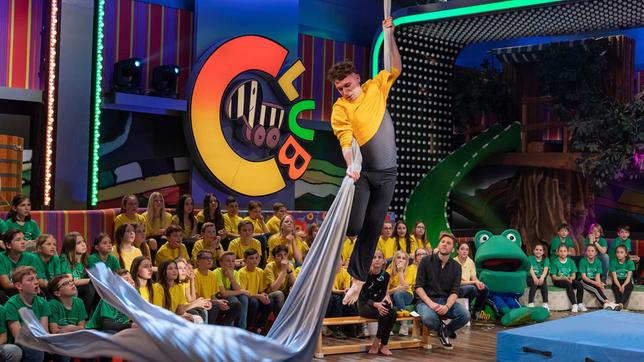 Bild: SWR/Alexander Kluge Bei der Vorführung des Vertikaltuchakrobaten Matho, bleibt so manchem Studiokind vor staunen der Mund offen - genau wie bei unserem Moderator Johannes Zenglein und Günter Kastenfrosch.