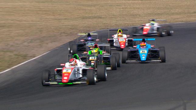 Das letzte Rennen auf dem Lausitzring ist eine Hitzeschlacht auf glühendem Asphalt. Jannes kann seine tolle Form aus den ersten beiden Läufen bestätigen. Dodo muss hingegen harte Kritik einstecken.