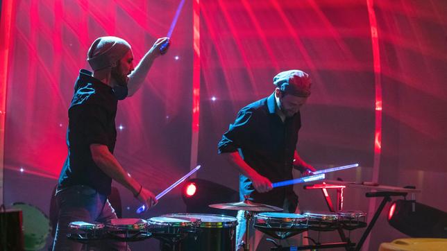 Bild: SWR/Alexander Kluge Das Percussion-Duo "Double Drums", bestehend aus Alexander Glöggler und Philipp Jungk, zeigen hier auf der Tigerenten Club Bühne, warum sie bereits in vielen TV-Sendungen gern gesehene Gäste waren. Mit Ihren leuchtenden Drumsticks sorgen die zwei für den richtigen Beat.