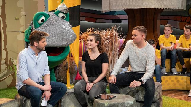 Bild: SWR/Sabine Stumpp Die beiden Synchronsprecher Valentina Bonalana und Sebastian Fitzner, erzählen unserem Moderator Johannes Zenglein und Günter Kastenfrosch, wie sie die Trickfilmfiguren Arthur und Guinevere nur mit ihren Stimmen zum Leben erwecken.