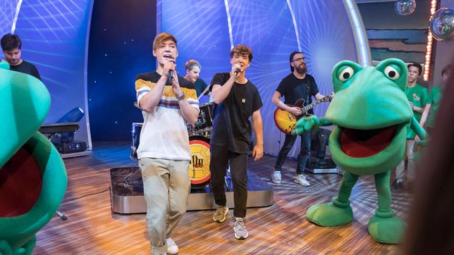 Die Lochis performen im Studio ihren brandaktuellen Song "Nice, dass du dabei bist".