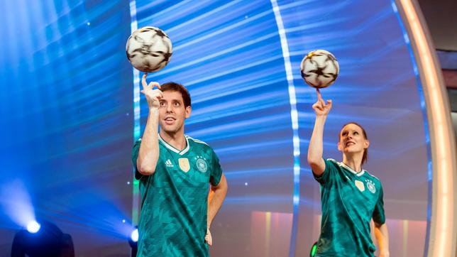 Die WM beginnt. Passend dazu sind die Fussballartisten Miriam Willems und Sebastian Heller zu Gast im Tigerenten Club.