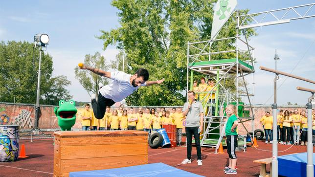 Bild: SWR/Markus Palmer Im Tigerenten Club zeigt Pascal Bueb vom Freerunner-Team Ashigaru Moderator Malte Arkona wie sein Sport funktioniert.