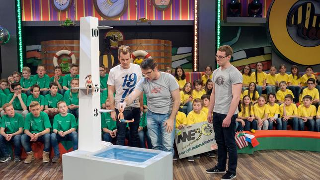 Bild: SWR/Sabine Stumpp Moderator Malte Arkona (li.) zusammen mit den Splashdivern Oliver Schill und Rainhard Riede (re.), Schulklassen: Max-Eyth-Realschule, Backnang (Tigerenten), Marianum Fulda, Fulda (Frösche).