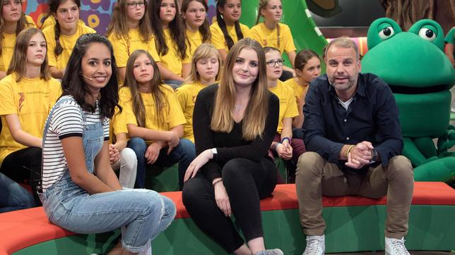 Moderatorin Muschda Sherzada mit Zeljko Sokcevic und Céline Madeo. Die beide Lehrer betreuen ein Integrationsprojekt der Heinrich-Kraft-Schule in Frankfurt.