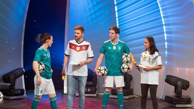 Muschda Sherzada-Rohs und Johannes Zenglein sind im WM-Fieber. Zu Gast im Tigerenten Club sind deshalb die Fussballartisten Miriam Willems und Sebastian Heller.