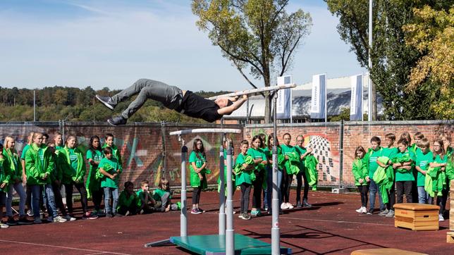 Parkourprofi Amadei Weiland wirbelt durch die Luft, zeigt wie sein Sport funktioniert und wie man dafür trainiert.