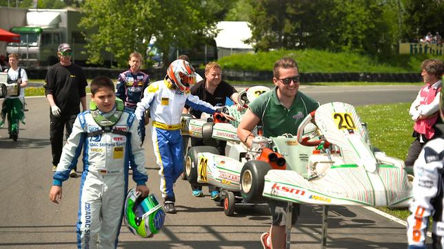 Dodo (li.) auf dem Weg zur Startaufstellung der Kart Masters. Aufgrund eines Regelverstoßes hat er eine ärgerliche Zeitstrafe kassiert. Ob er die wieder ausgleichen kann?