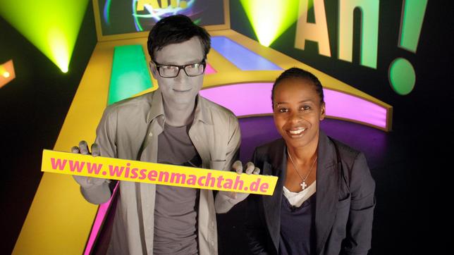 Bild: WDR/Thorsten Schneider Bei Shary und Ralph fehlen heute ein paar Farben. Während Ralph nur schwarz-weiß zu sehen ist, färben die beiden ein T-Shirt knallbunt. Sie verraten, wie man ein sogenanntes Tie-Dye-T-Shirt selbst herstellen kann, warum alte Fotos oft so verblichen sind und vieles mehr rund ums Thema "Farbe".