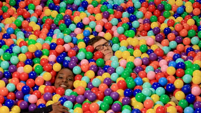 Beim Bad in der Menge, besonders wenn es sich um unzählige bunte Bällchen handelt, verliert man leicht die Orientierung. Shary und Ralph verraten, wie man trotzdem herauskriegt, wos lang geht.