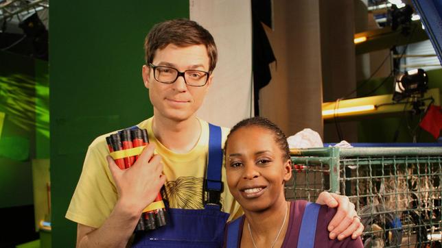 Das Ah! fällt von der Wand, das Studio zerbröckelt! Jetzt ist endgültig Reparieren angesagt! Shary und Ralph ziehen fix die Blaumänner über und machen sich an die Arbeit.