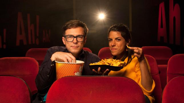 Ralph und Clarissa haben es sich heute mit jeder Menge Popcorn, Nachos und Getränken im Kinosessel gemütlich gemacht. 