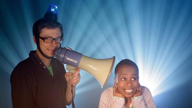 Shary und Ralph behalten auch im dichtesten Nebel den Durchblick. In einem Experiment finden sie heraus, welche Probleme unser Gehirn bekommt, wenn man das Wort "Rot" blau schreibt oder das Wort "Grün" gelb. Außerdem verraten sie, was an Ultramarinblau besonders ist - und geben Antworten auf viele weitere interessante Fragen.