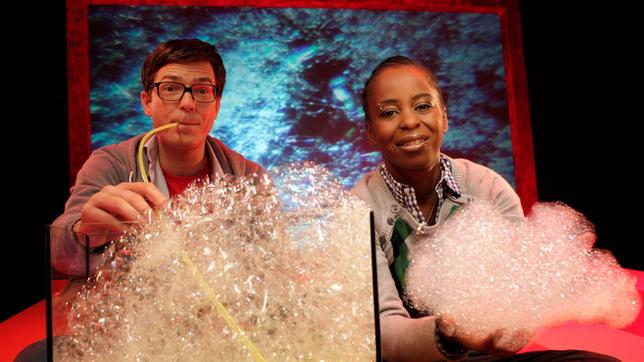 Shary und Ralph haben es heute rohrbruchbedingt etwas nass im Studio. Sie zeigen, wie man extraviel Schaum in die Badewanne bekommt und wo beispielsweise in der Natur Schaum zu finden ist. Außerdem verraten sie die Bauanleitung für einen Springbrunnen - und die Antworten auf folgende Frage: Warum muss man sich überhaupt waschen?