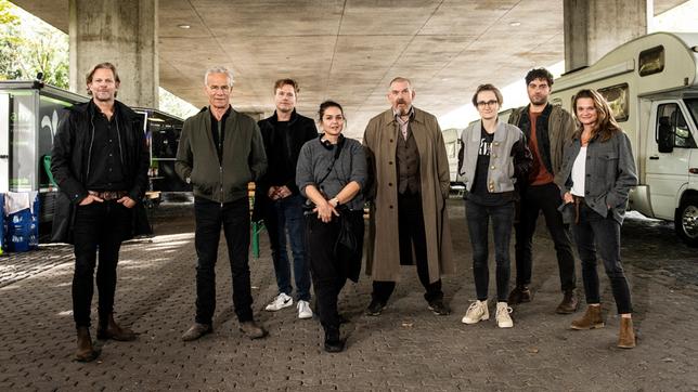 Bild: WDR/Bavaria Fiction GmbH/Martin Valentin Menke WESTDEUTSCHER RUNDFUNK KÖLN Drehstart Tatort Köln "Schutzmaßnahmen" (AT) v.l.n.r.: Jan Kruse (Produzent), Klaus J. Behrendt (Rolle Max Ballauf), Götz Bolten (Redaktion WDR), Nina Vukovic (Regie), Dietmar Bär (Rolle Freddy Schenk), Julia Jalnasow (Kamerafrau), Timur Isik (Rolle Karim Farooq), Natalie Spinell (Rolle Sonja Schenk)