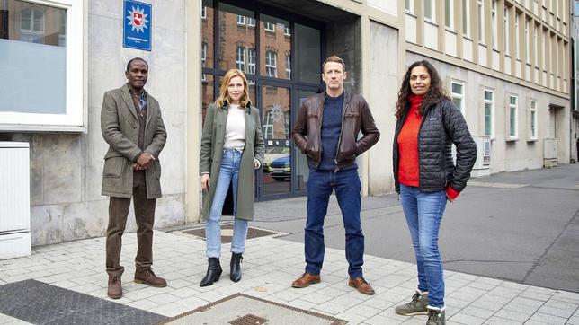 "Tatort: Bis aufs Blut": Die Schauspieler*innen Alois Moyo, Franziska Weisz und Wotan Wilke Möhring, sowie Regisseurin Neelesha Barthel